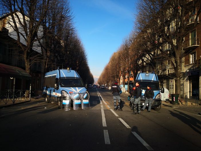 Asilo occupato di via Alessandria: alcuni degli anarchici sono scesi dal tetto (FOTO)