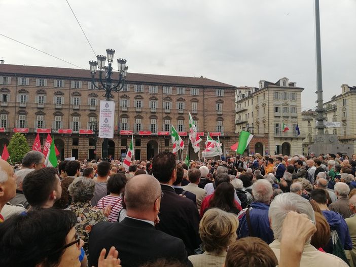 Oltre un migliaio di persone in piazza Castello per difendere la Costituzione e Mattarella Oltre un migliaio di persone in piazza Castello per difendere la Costituzione e Mattarella