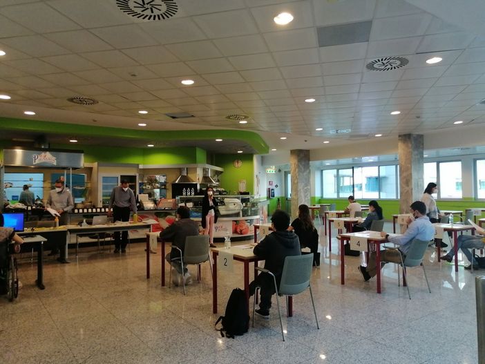 Persone sedute durante un concorso Persone sedute durante un concorso