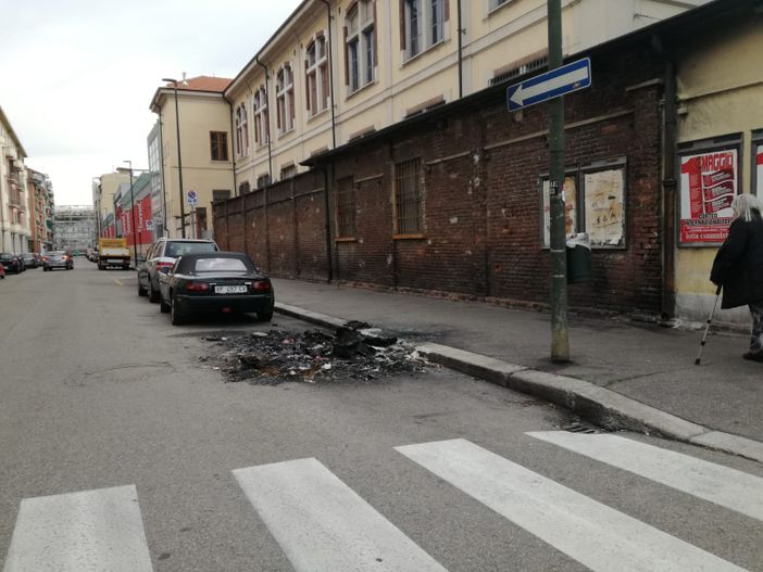 Da un mese è lì e nessuno fa nulla: a Borgo Lingotto il "mistero" della vettura carbonizzata Da un mese è lì e nessuno fa nulla: a Borgo Lingotto il "mistero" della vettura carbonizzata