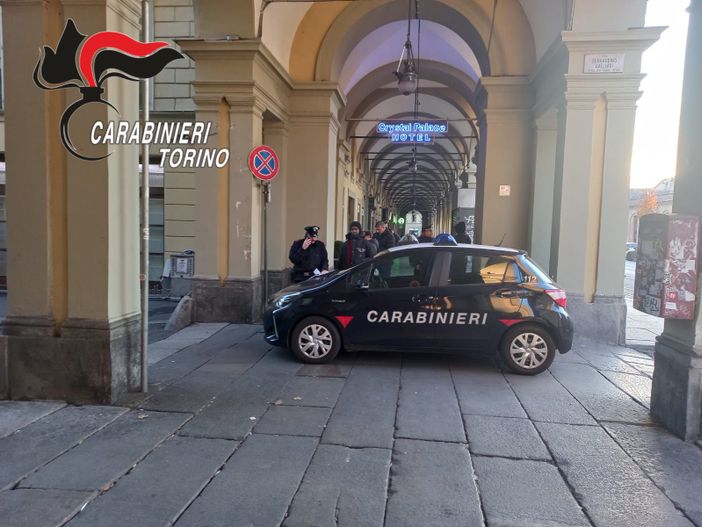 auto dei carabinieri sotto i portici auto dei carabinieri sotto i portici