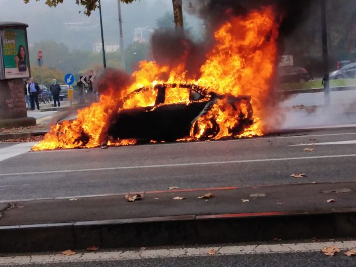 auto in fiamme