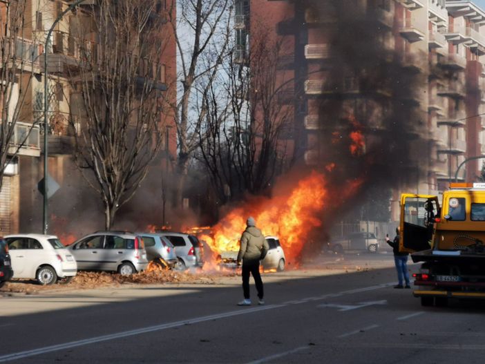 Torino, auto in fiamme in via San Pio VII (FOTO e VIDEO)