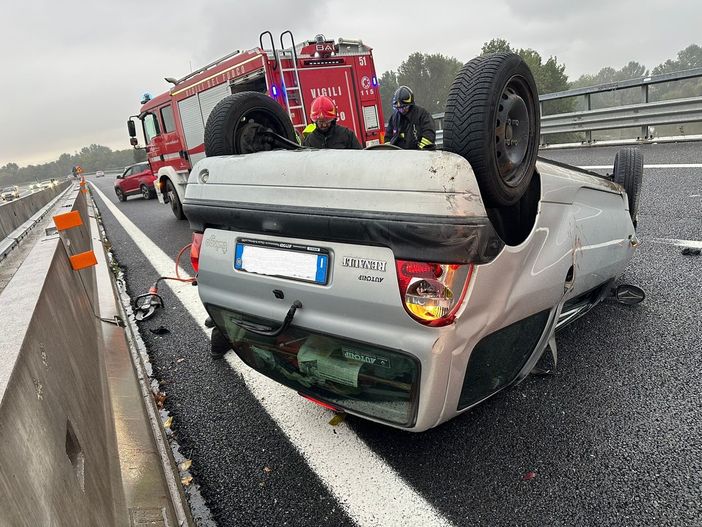 Auto esce di strada e si ribalta sul prato fuori dalla carreggiata: paura sulla tangenziale Auto esce di strada e si ribalta sul prato fuori dalla carreggiata: paura sulla tangenziale