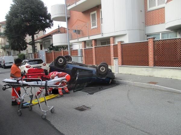 Incidente a Nichelino, auto si ribalta: pensionato finisce in ospedale