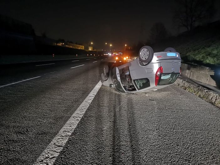 Venaria, auto si ribalta sulla tangenziale: traffico rallentato, nessuna conseguenza per il guidatore (VIDEO) Venaria, auto si ribalta sulla tangenziale: traffico rallentato, nessuna conseguenza per il guidatore (VIDEO)