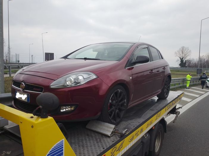 auto sequestrata dai vigili urbani