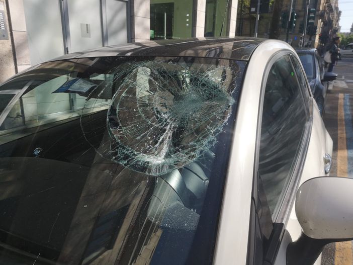 &quot;Cosa suoni? Ti ammazzo&quot; e gli sfonda il parabrezza a pugni. Tensione in corso Bolzano