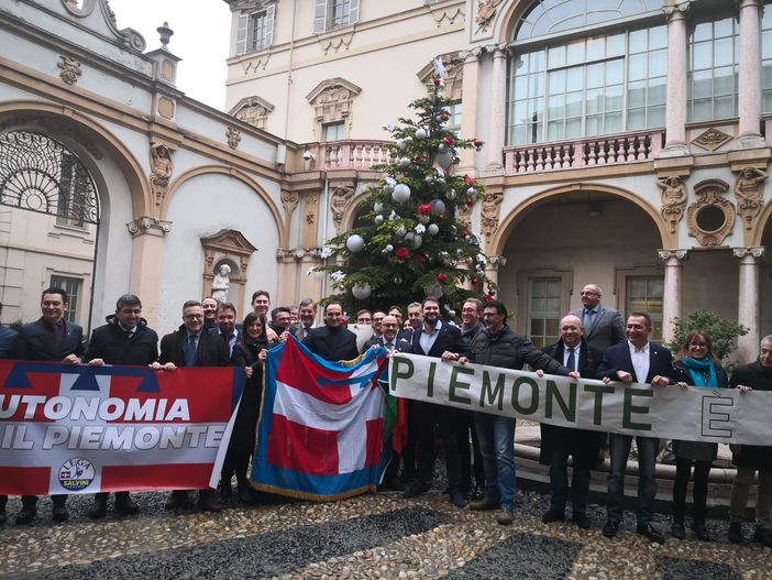 Il Piemonte dice sì all'autonomia differenziata come regalo di Natale: la Lega canta Gipo (VIDEO)