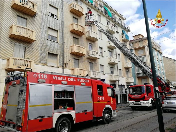 Incendio nelle cantine di un condominio di Largo Cigna a Torino, sette persone intossicate