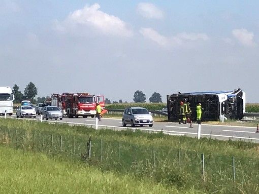 Camion si ribalta nei pressi dello svincolo di Marene sull'A6 in direzione Savona Camion si ribalta nei pressi dello svincolo di Marene sull'A6 in direzione Savona