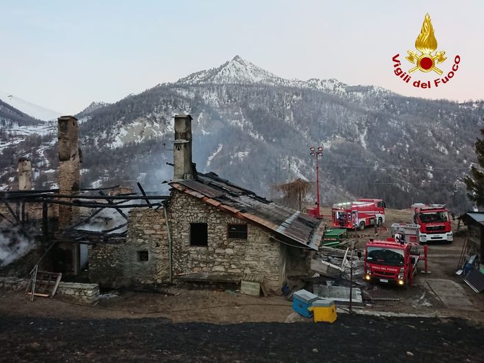 Rogo tra le baite di Cesana Torinese, vigili del fuoco impegnati da ieri sera