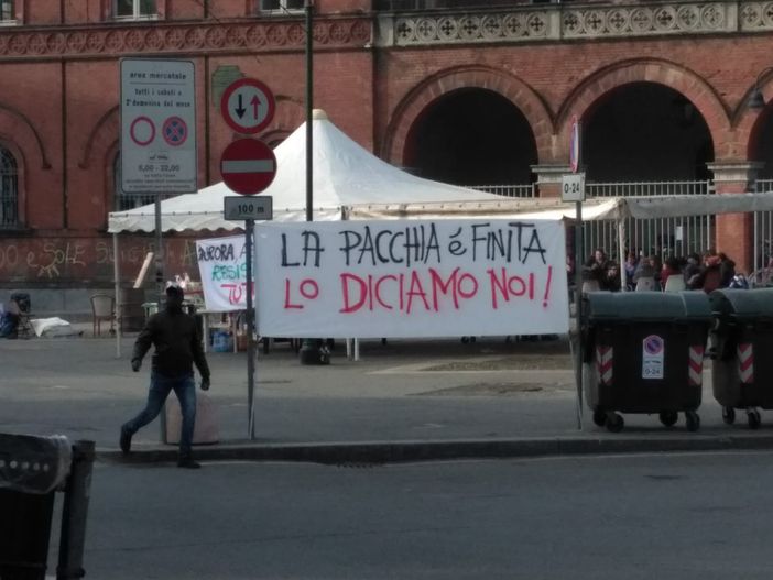 In Piazza Borgo Dora spunta “Bariccopoli”, presidio permanente davanti alla Scuola Holden In Piazza Borgo Dora spunta “Bariccopoli”, presidio permanente davanti alla Scuola Holden