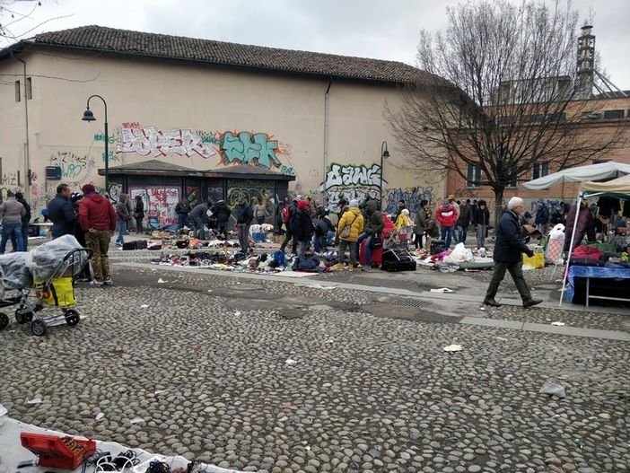 Barattolo, sanzionato ambulante per la vendita di cosmetici ancora nuovi Barattolo, sanzionato ambulante per la vendita di cosmetici ancora nuovi