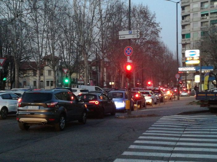 coda al distributore di benzina