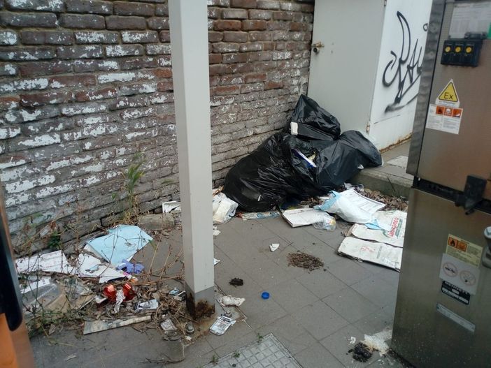 La “trasformazione” del benzinaio di corso Potenza: da distributore a discarica a cielo aperto