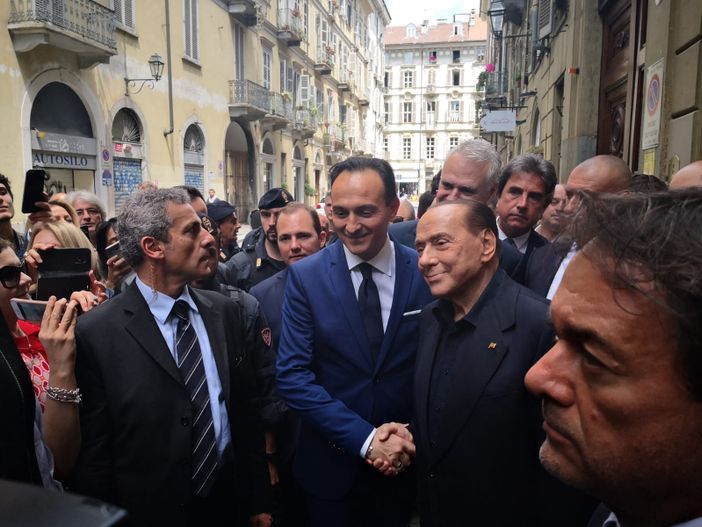 Berlusconi a Torino per Cirio: folla e follia per una foto Berlusconi a Torino per Cirio: folla e follia per una foto
