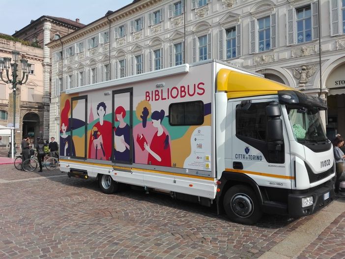 Il Bibliobus porta i libri in periferia: oggi una fermata di fronte all'ex Biblioteca Mirafiori
