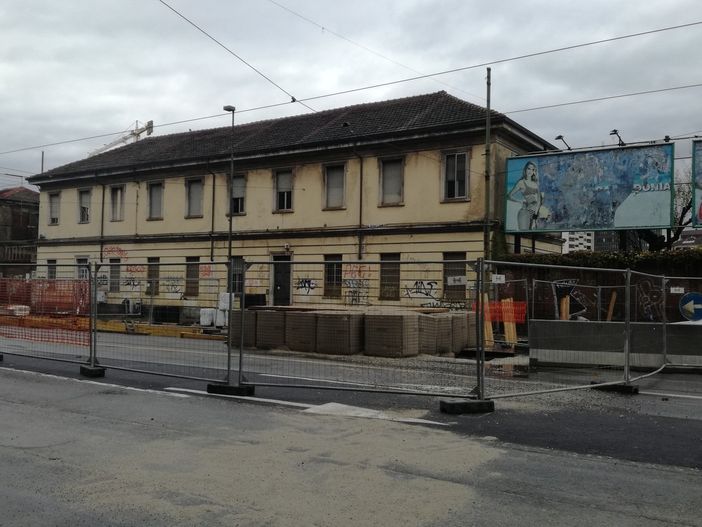 Dopo l'allerta meteo la bomba di via Nizza aspetta di conoscere il suo destino e intanto "dorme" sotto uno scudo di protezione Dopo l'allerta meteo la bomba di via Nizza aspetta di conoscere il suo destino e intanto "dorme" sotto uno scudo di protezione