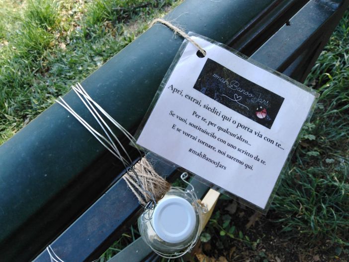 “Apri, estrai, siediti qui o porta via con te...”: i messaggi in bottiglia che emozionano lungo Dora Firenze