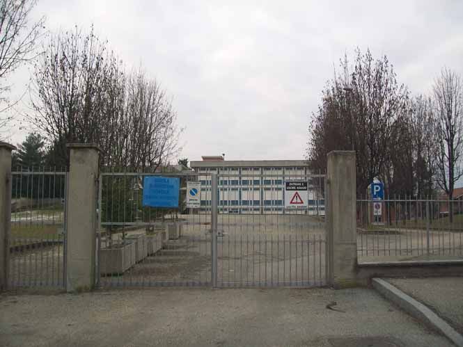 Alpignano: cade un vetro in classe, lezioni sospese al "Matteotti"