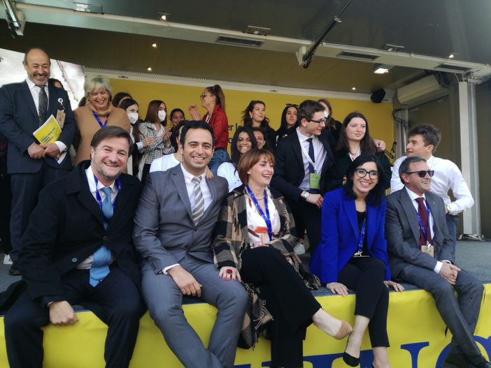 Persone sedute su un camion scoperto Persone sedute su un camion scoperto