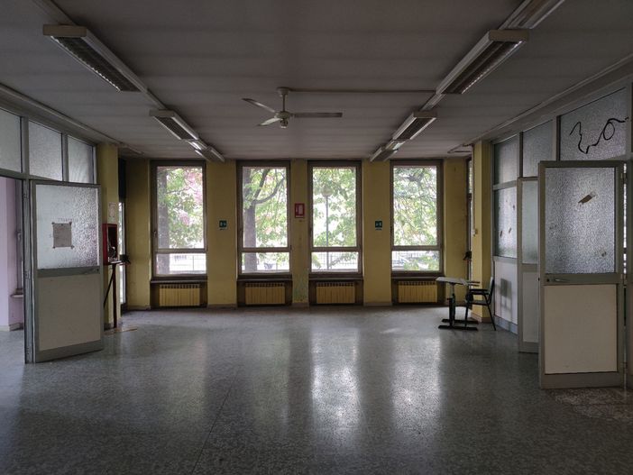 . L'edificio di via Cena 5 razziato dai ladri . L'edificio di via Cena 5 razziato dai ladri