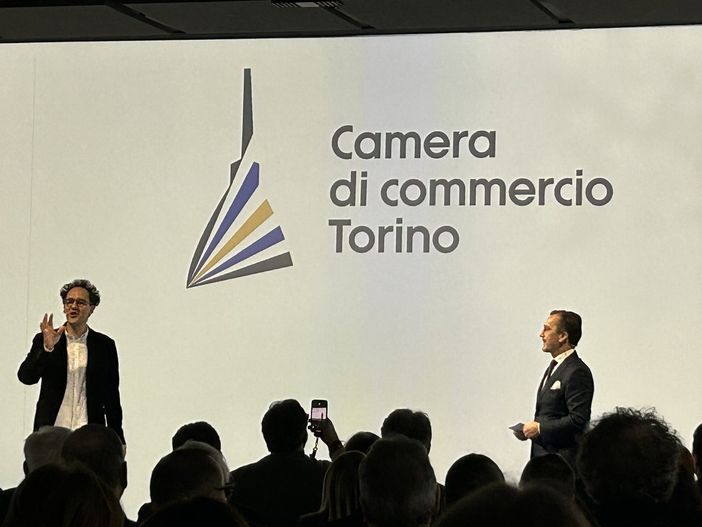 persone su un palco davanti a una platea gremita persone su un palco davanti a una platea gremita