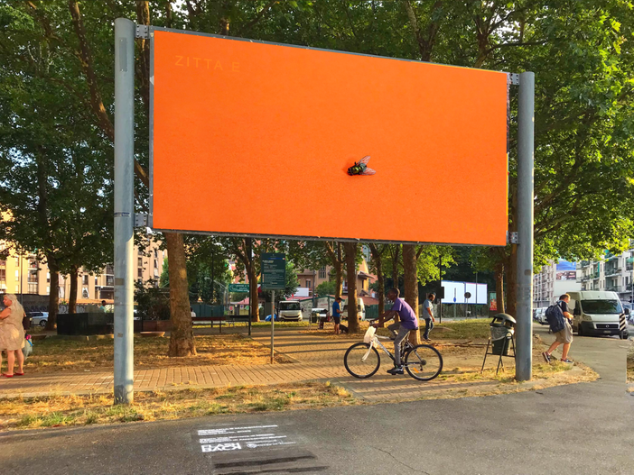 Mosca di Marina Arienzale: ecco il secondo manifesto “Camouflage” di Opera Viva Barriera di Milano