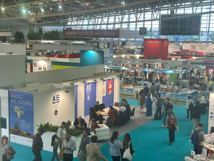 Le note di "Faccetta Nera" dagli altoparlanti del Salone del Libro Le note di "Faccetta Nera" dagli altoparlanti del Salone del Libro