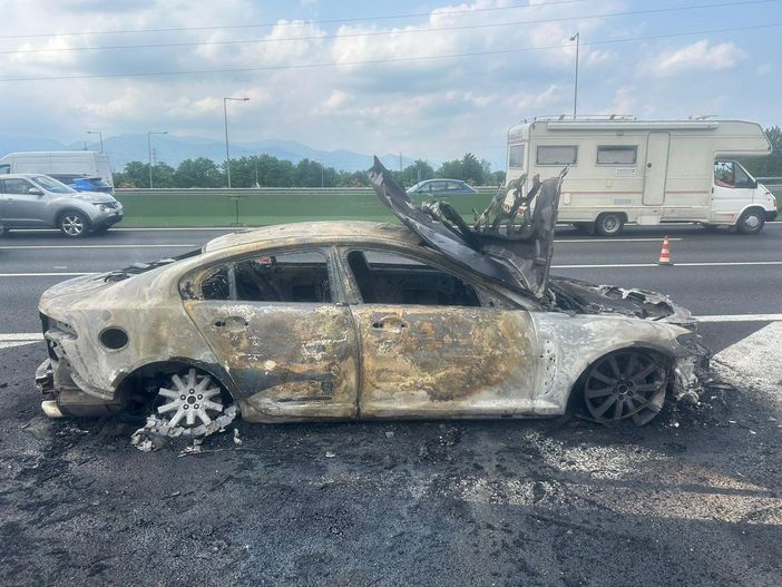 Veicolo in fiamme in tangenziale nord all'altezza di Collegno: nessun ferito Veicolo in fiamme in tangenziale nord all'altezza di Collegno: nessun ferito