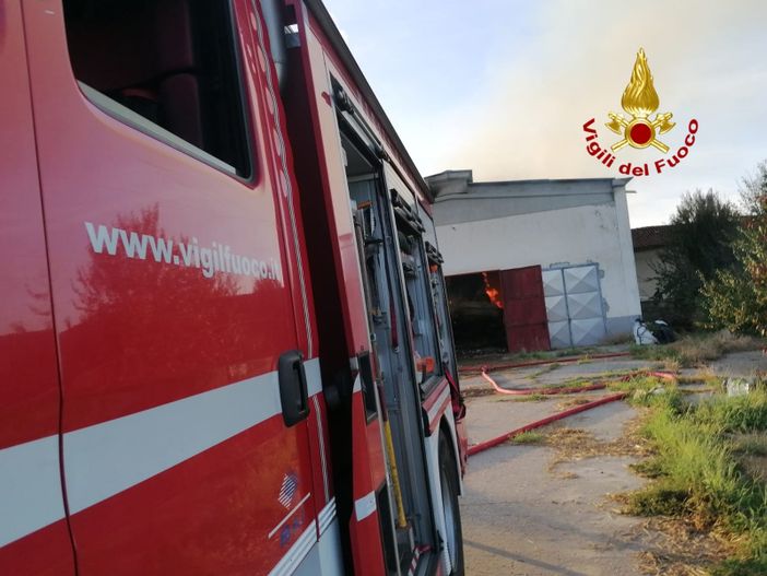 In fiamme una cascina a Riva di Pinerolo: l'intervento dei Vigili del Fuoco