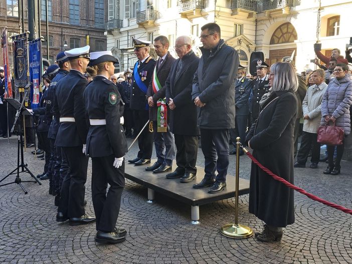 Alunno bullo minaccia con machete i compagni. Civich-eroi salvano i ragazzi Alunno bullo minaccia con machete i compagni. Civich-eroi salvano i ragazzi