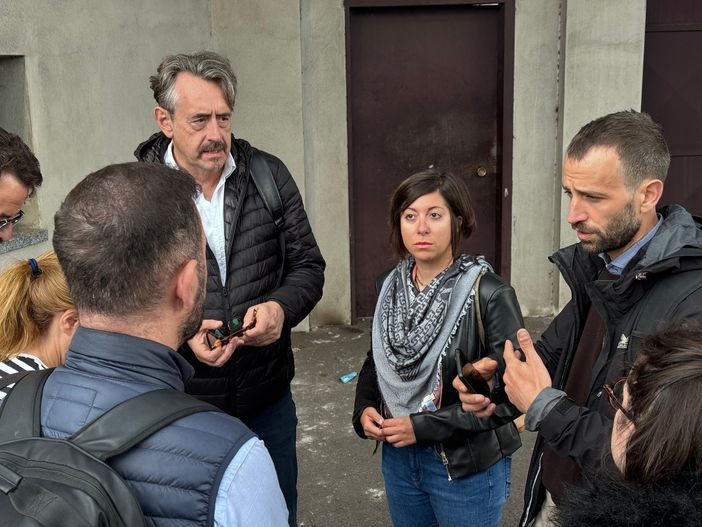 Rivolta al Cpr di Torino, chiuso il blocco distrutto dalle fiamme: sopralluogo di M5S e Pd