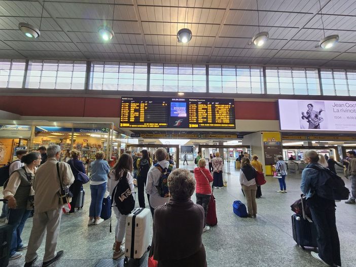 Disagi per i passeggeri a Torino Porta: "Il Regionale è pieno, non si può comprare il biglietto" Disagi per i passeggeri a Torino Porta: "Il Regionale è pieno, non si può comprare il biglietto"