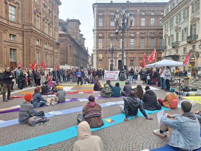 Flash mob in piazza Carignano contro i CPR: "Buco nero nel cuore della democrazia" [FOTO]