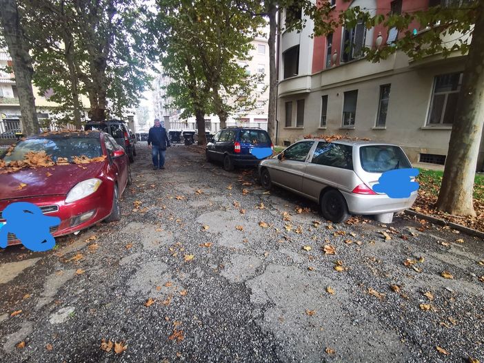 Case popolari borgo Filadelfia: via le auto abbandonate, ma restano le buche Case popolari borgo Filadelfia: via le auto abbandonate, ma restano le buche