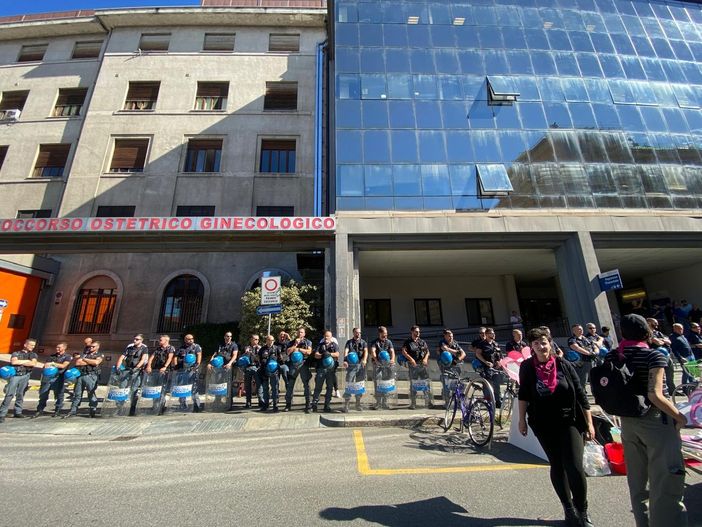 Presidio anti-stanza davanti all'Ospedale Sant'Anna, i manifestanti: "Non ci stanno lasciando spazio" Presidio anti-stanza davanti all'Ospedale Sant'Anna, i manifestanti: "Non ci stanno lasciando spazio"
