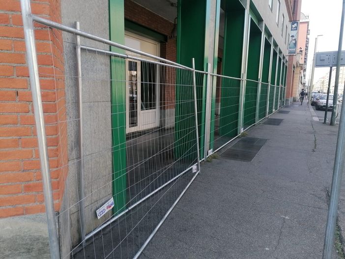 Residenti e commercianti esasperati mettono recinzione antidegrado e clochard sotto il portico di corso Emilia Residenti e commercianti esasperati mettono recinzione antidegrado e clochard sotto il portico di corso Emilia