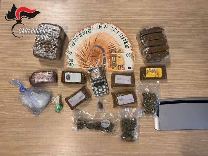 Lotta allo spaccio in piazza Bengasi: arrestato un 26enne, aveva in auto un "piccolo bazar" di droga Lotta allo spaccio in piazza Bengasi: arrestato un 26enne, aveva in auto un "piccolo bazar" di droga