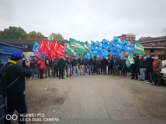 Vigilanza e servizi di sicurezza, presidio in via Barletta: "Contratto scaduto da 6 anni, siamo senza tutele e sicurezza" Vigilanza e servizi di sicurezza, presidio in via Barletta: "Contratto scaduto da 6 anni, siamo senza tutele e sicurezza"
