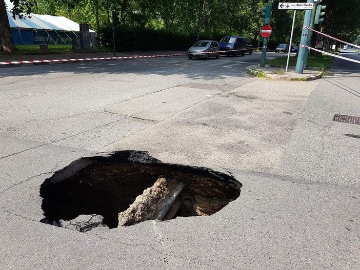 Torino, i soldi delle Circoscrizioni per tappare le buche e sistemare i marciapiedi sono finiti a giugno Torino, i soldi delle Circoscrizioni per tappare le buche e sistemare i marciapiedi sono finiti a giugno