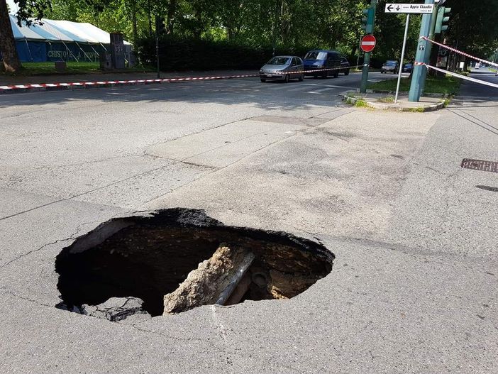 Torino, si apre una voragine su corso Appio Claudio Torino, si apre una voragine su corso Appio Claudio