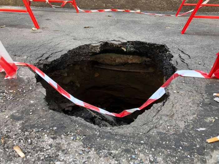 A Parella la buca di via Viverone sprofonda sempre di più A Parella la buca di via Viverone sprofonda sempre di più