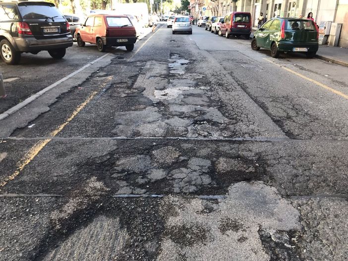 strada dissestata - foto di archivio strada dissestata - foto di archivio