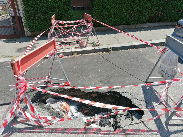 La buca di via Vistrorio aveva compiuto un anno. E ora ha superato anche la pandemia