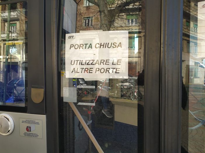 Coronavirus, nastro per isolare gli autisti e sui bus di Torino e provincia non si sale davanti Coronavirus, nastro per isolare gli autisti e sui bus di Torino e provincia non si sale davanti