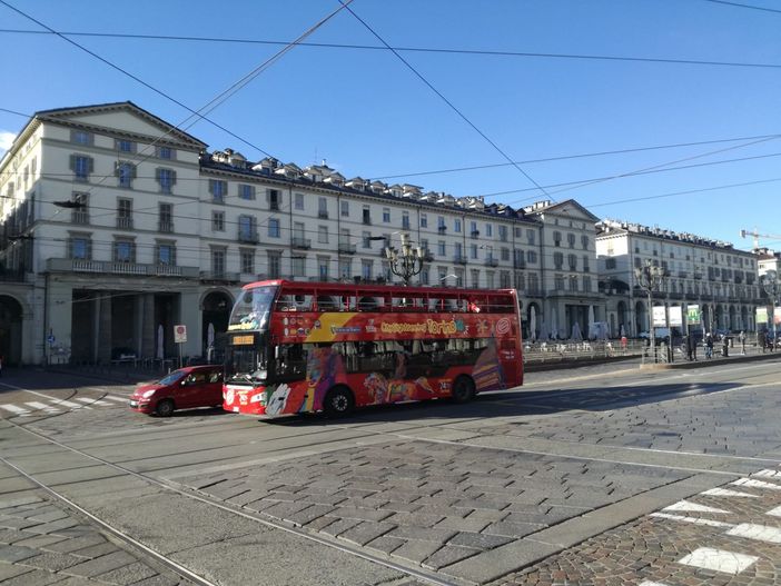 turisti in città con bus