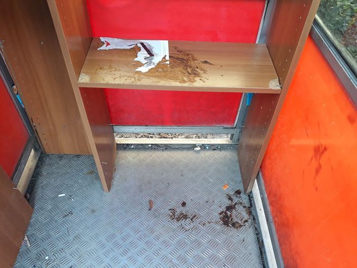 San Donato, escrementi nella “Cabina dell'arte diffusa”