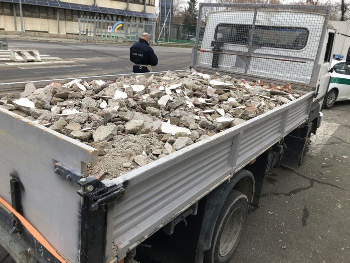 camion che trasporta macerie